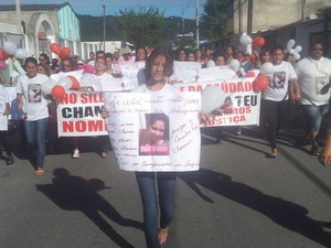 Yasmin carrega cartaz em passeata homenageando sua mãe (Foto: Guilherme Lucio/ G1)