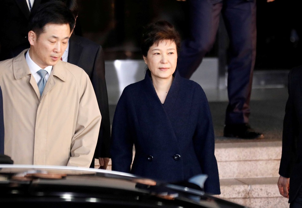 Ex-presidente Park Geun-hye deixa procuradoria em Seul, na Coreia do Sul, na quarta-feira (22)  (Foto: Kim Hong-Ji/ Reuters)
