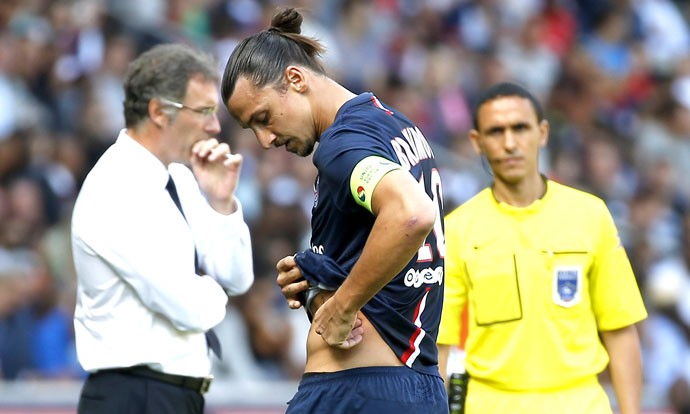 Ibrahimovic machucado jogo PSG (Foto: EFE)