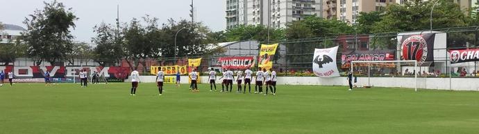 Time trabalha a bola parada durante treino na Gávea (Foto: Fred Gomes/GloboEsporte.com)