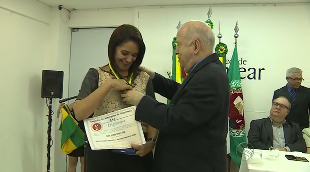 O diretor-presidente Albano Franco e a repórter Carla Suzanne foram dois dos homenageados (Foto: Divulgação / TV Sergipe)