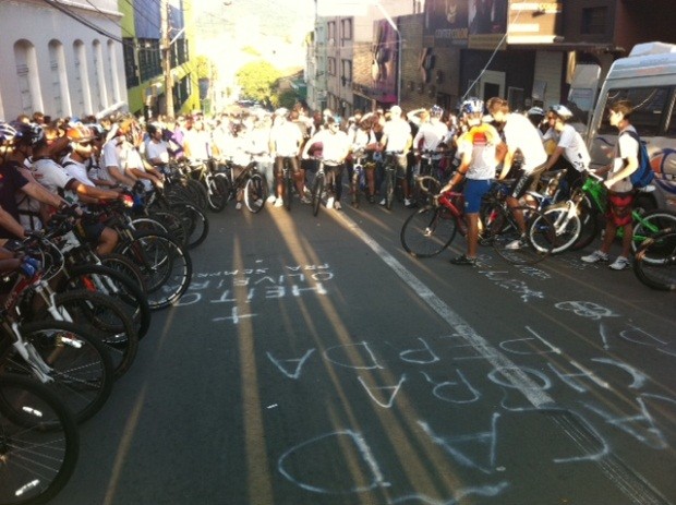 Ciclistas formaram círculo e fizeram oração (Foto: Márcio Luiz/G1)