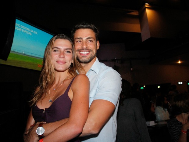 Ego Caua Reymond E Mariana Goldfarb Curtem Show Em Clima De Romance Noticias De Noite ego globo