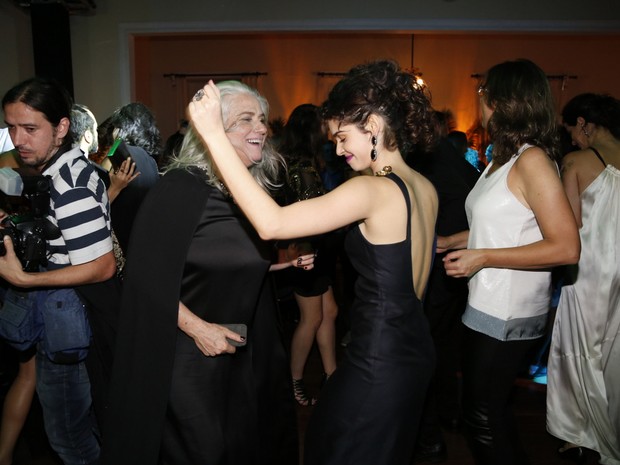 Vera Holtz dança com Maria Flor em festa o Rio (Foto: Anderson Borde, Felipe Assumpção e Léo Marinho/Ag. News)