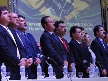Mozart Sales, Eduardo Campos e outros políticos compareceram a abertura do congresso da Amupe (Foto: Katherine Coutinho/G1)
