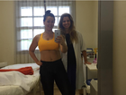 Suzana Alves posa mostrando a barriga três meses depois de dar à luz