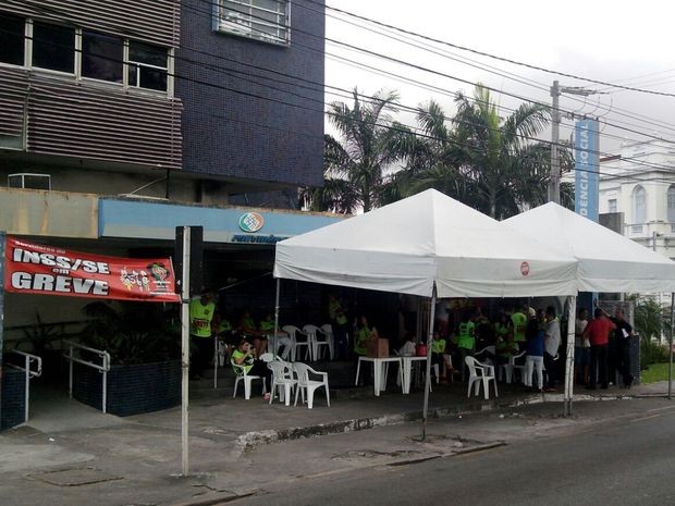 Servidores protestam em frente a agência da Av. Ivo do Prado no Centro de Aracaju (Foto: Tássio Andrade/G1)