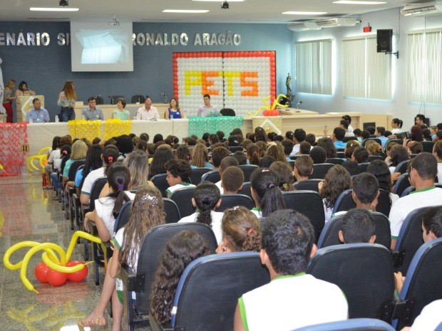 Entrega de certificados foi feita na Câmara de Vereadores de Cacoal (Foto: Magda Oliveira/ G1)