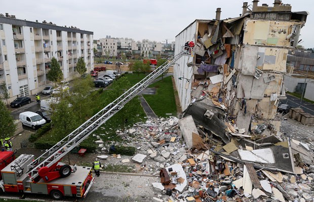 Bombeiros trabalham para remover escombros após desabamento em Reims (Foto: Francois Nascimbeni/AFP)