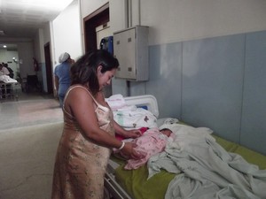 Mulher se recupera em corredor depois de peregrinar em busca de maternidade (Foto: Caroline Holder/G1)