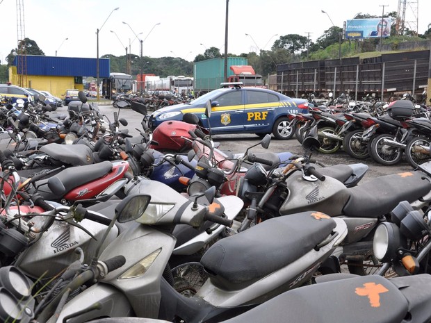 Mais de 200 veículos – a maioria, motocicletas, que podem voltar a circular serão leiloados pela PRF (Foto: Divulgação/Polícia Rodoviária Federal)