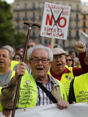 Idoso protesta levantando bengala, em Madri, onde manifestantes foram às ruas contra a "troica". (Foto: Quique Garcia/AFP PHOTO)