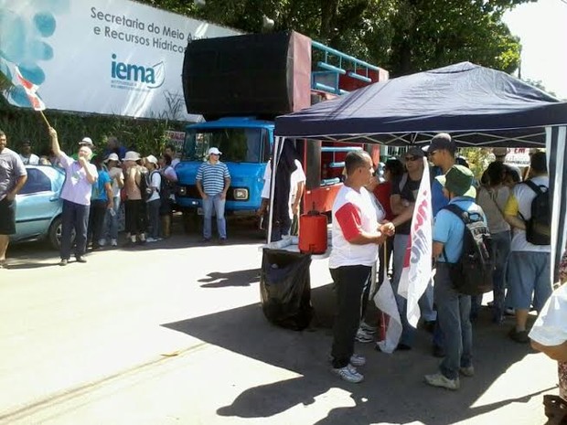 Grupo de servidores públicos do Espírito Santo se concentrou em frente ao Instituto do Meio Ambiente e Recursos Hídricos em Cariacica (Foto: Fabrício Christ)