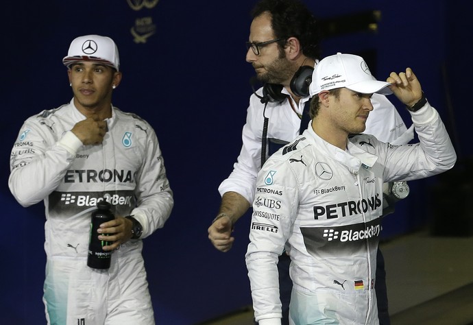 Lewis Hamilton e Nico Rosberg após o treino classificatório para o GP de Abu Dhabi (Foto: AP)