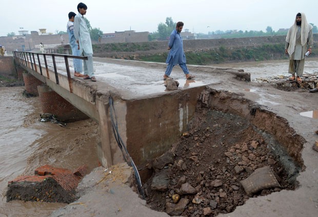 Ponte danificada pelas chuvas em Peshawar, no Paquistão (Foto: A MAJEED/ AFP)