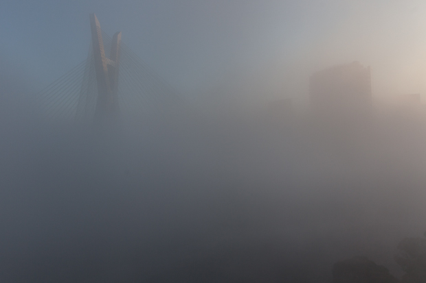 Ponte Estaiada em meio Ã  forte neblina durante o amanhecer em SÃ£o Paulo (Foto: Marcelo Brandt/G1)