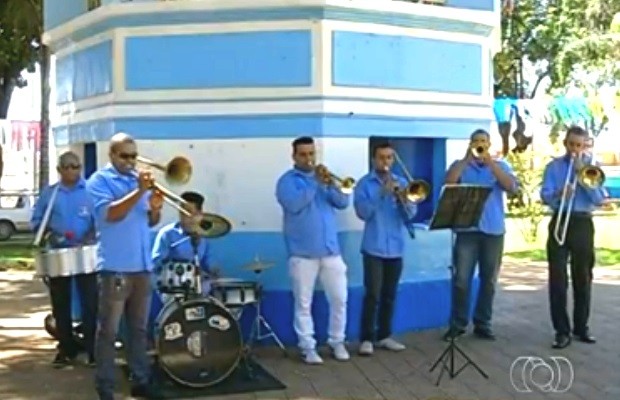 Banda 24 de Dezembro anima o público com marchinhas de carnaval em Formosa, Goiás (Foto: Reprodução/ TV Anhanguera)