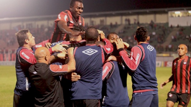 Jogadores do Atlético-PR comemoram gol contra o Ipatinga (Foto: Divulgação/Site oficial do Atlético-PR)