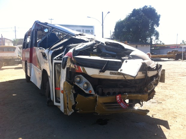 Ônibus destruído após o acidente que deixou 6 mortos e mais de 30 feridos em Itaguaí, RJ (Foto: Renata Soares/G1)