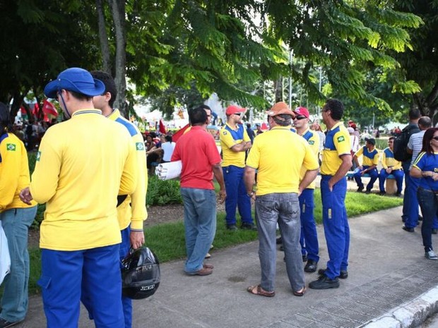 Trabalhadores do Correios se concentram na Praça Centenário, em Maceió. (Foto: Jonathan Lins/G1)