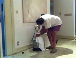 Kalil lustra a taça de campeão da Libertadores em casa (Foto: Reprodução / Facebook)