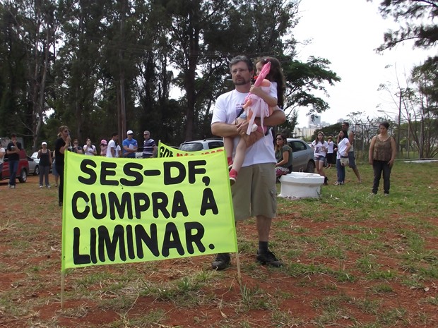 Caio Bittencourt, pai de Lucas, participa da manifestação com a irmã do menino no colo (Foto: Divulgação/ Arquivo da família)