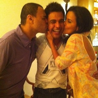 Zezé Di Camargo recebe beijo de Denilson e Luciele (Foto: Twitter/Reprodução)