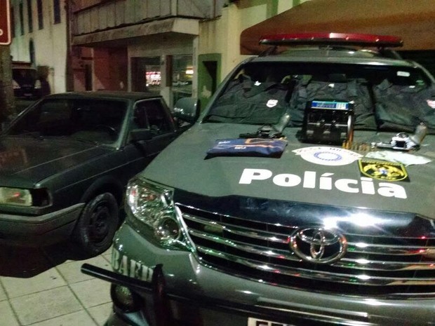 Polícia apreende armas e colete roubados em Pinda (Foto: Divulgação/Baep)