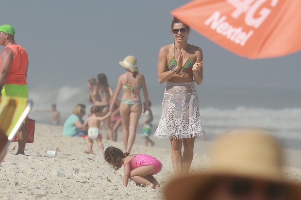 Grazi Massafera na praia com a filha Sofia (Foto: Dilson Silva/ AG. News) Grazi Massafera na praia com a filha Sofia (Foto: Dilson Silva/ AG. News)