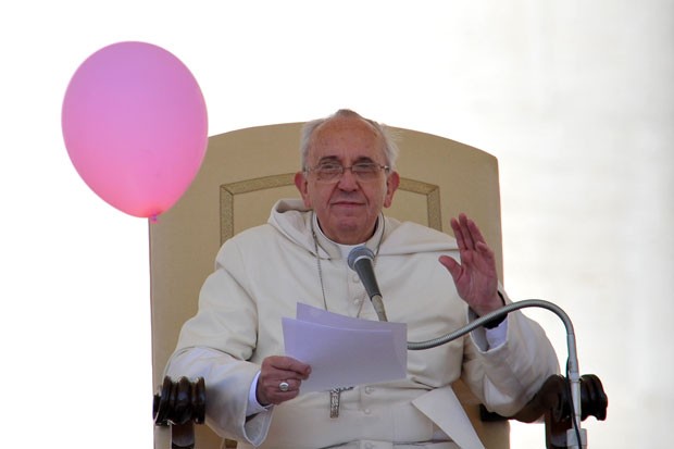 Balão passa pelo Papa Francisco durante audiência geral nesta quarta-feira (14) no Vaticano (Foto: Tiziana Fabi/AFP)