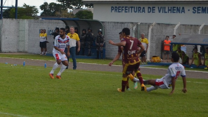 Jogador esc orregou diversas vezes durante o jogo (Foto: Dennis Weber) Jogador esc orregou diversas vezes durante o jogo (Foto: Dennis Weber)