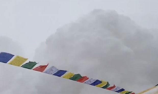 Vídeo feito por alpinistra mostra momento em que neve cobre acampamento na base do Everest (Foto: Reprodução/YouTube/Jost Kobusch)