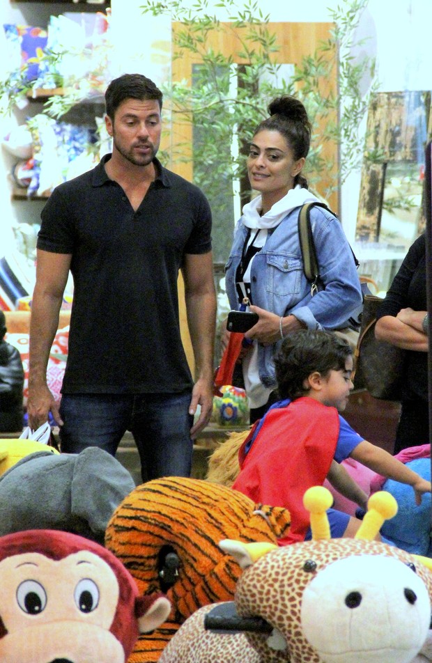 Juliana Paes e o marido brincam com os filhos (Foto: J. Humberto / Agnews) Juliana Paes e o marido brincam com os filhos (Foto: J. Humberto / Agnews)