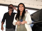 Kim Kardashian aparece com barrigão e pernas inchadas