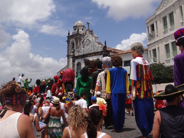 Foliões acompanharam desfile de bonecos gigantes nas ladeiras de Olinda (Foto: Penélope Araújo / G1)