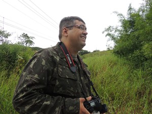Jefferson Leite sai de casa aos fins de semana para fotografar pássaros em Mogi das Cruzes (SP). (Foto: Willian Almeida / G1)