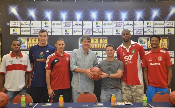 Ao lado do presidente da LNB, Cássio Roque, e do secretário de esportes e lazer de Fortaleza, representantes das duas equipes participaram da entrevista coltiva do Jogo das Estrelas (Foto: Caio Casagrande)