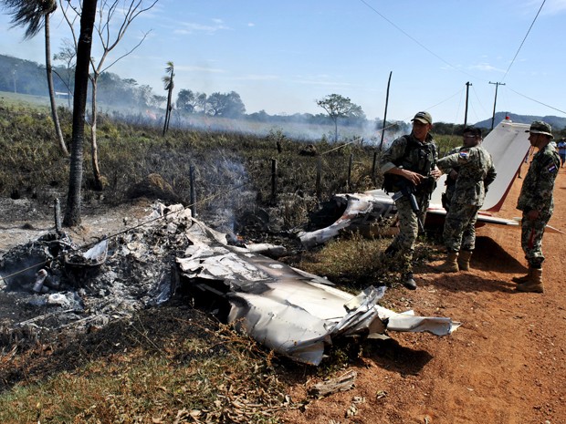 Soldados paraguaios são vistos ao lado de destroços do avião que transportava o ex-presidente Juan Carlos Wasmosy, após acidente em uma estrada na área rural de Yby Yau, na quarta (12) (Foto: Reuters/Aldo Rojas/ABC Journal)