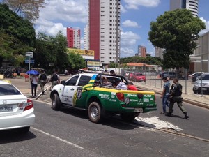 Presos foram levados para a Central de Flagrantes (Foto: Gil Oliveira/ G1)