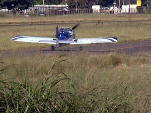 Avião de treinamento se prepara para decolar no Aeroporto dos Amarais, em Campinas (Foto: Reprodução EPTV)