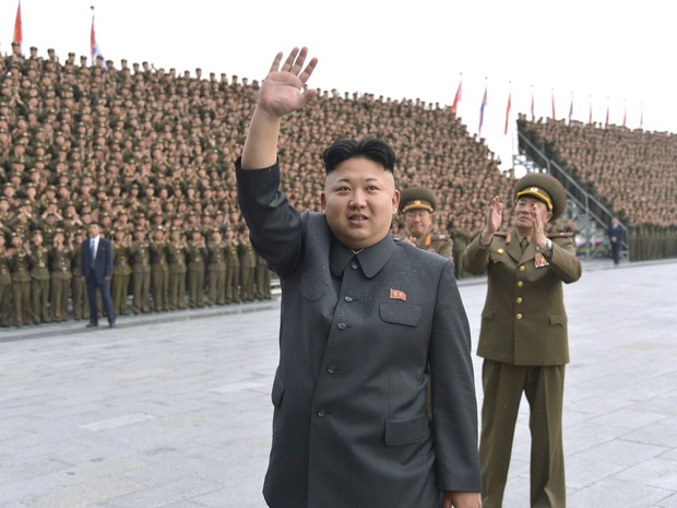 Líder norte-coreano Kim Jong Un participa de sessão de fotos com 267 soldados (Foto: Reuters/KCNA)