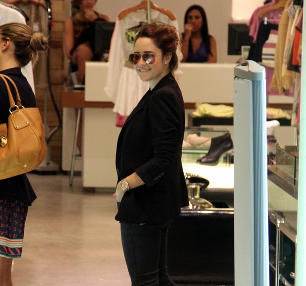 Fernanda Vasconcellos foi as compras com amigas no shopping (Foto: Marcus Pavão/AgNews)