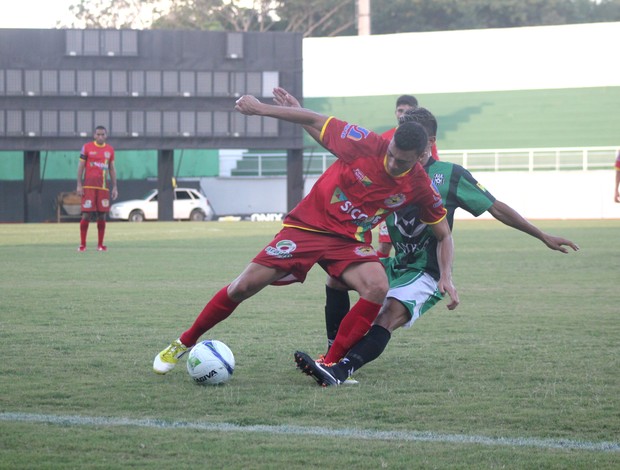 Douglas Alves, meio-campo do Galvez (Foto: João Paulo Maia)