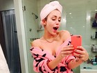 De roupão, Miley Cyrus sensualiza e quase mostra demais em selfie