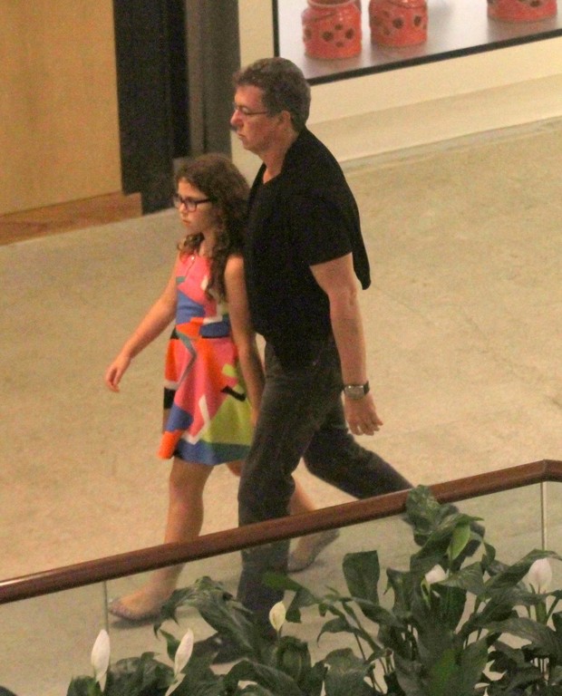 Boninho passeia com filha no RJ (Foto: AgNews / AgNews)