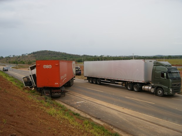 G Caminh O Derrapa Na Br E Atinge A Pr Pria Carroceria Em