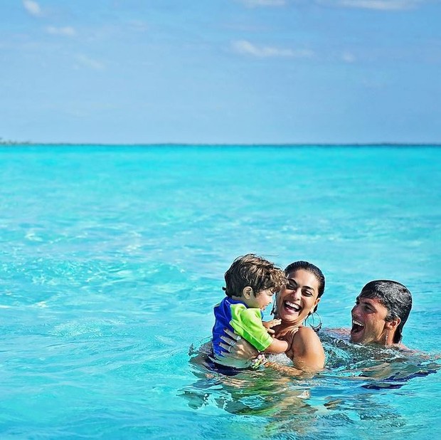 Juliana Paes curte praia com marido e filho (Foto: Instagram / Reprodução)