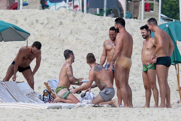 Marc Jacobs curte praia com amigos (Foto: André Freitas/AgNews)