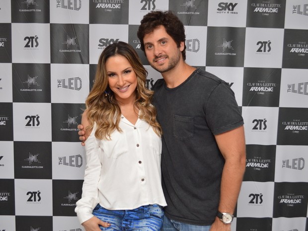 Claudia Leitte e o marido, Márcio Pedreira, em bastidores de show em Salvador, na Bahia (Foto: Felipe Souto Maior/ Ag. News)