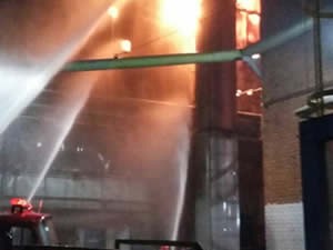 Incêndio aconteceu no setor de zincagem da usina (Foto: Divulgação/WhatsApp TV Rio Sul)
